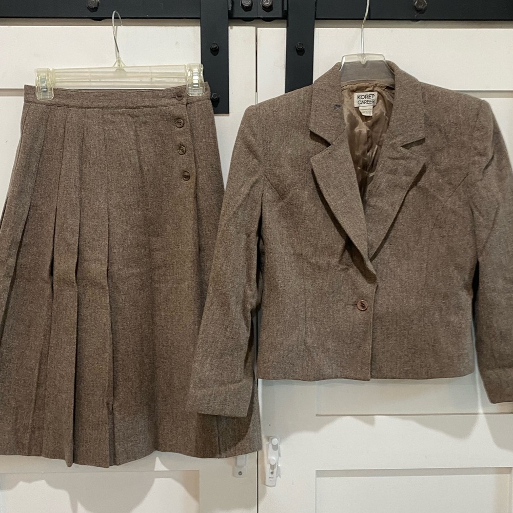 Koret Career Vintage 💯 Wool Light Brown Pleated Suit. 4 Petite